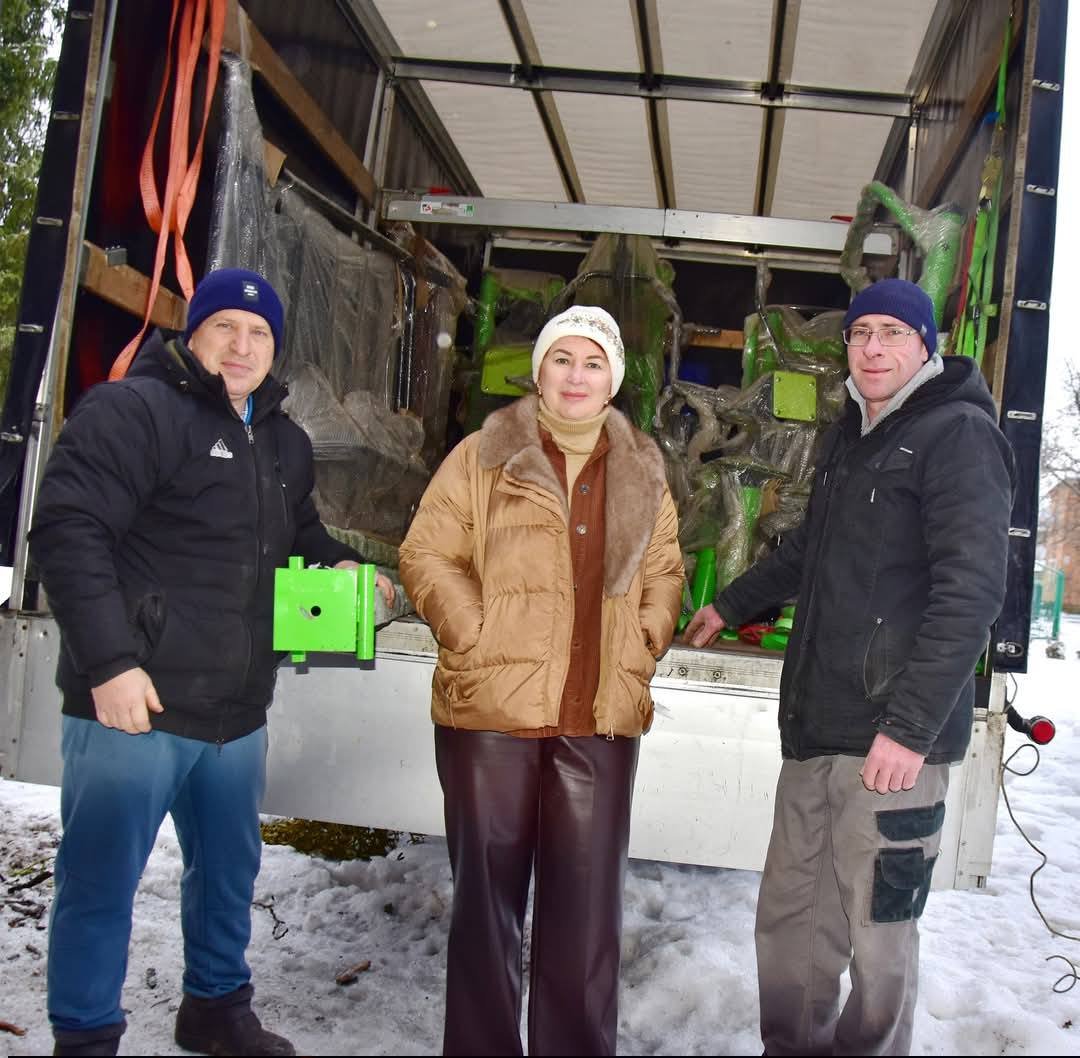 Школярі та педагоги Брацлавського ліцею №1 придбали вуличні тренажери для ветеранів і громади