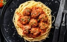 Спагеті з фрикадельками чудовий і легкий в приготуванні рецепт