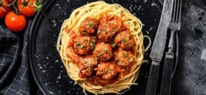 Спагеті з фрикадельками чудовий і легкий в приготуванні рецепт