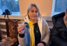 На Вінниччині родини захисників виготовляли брошки-сердечка у кольорах України