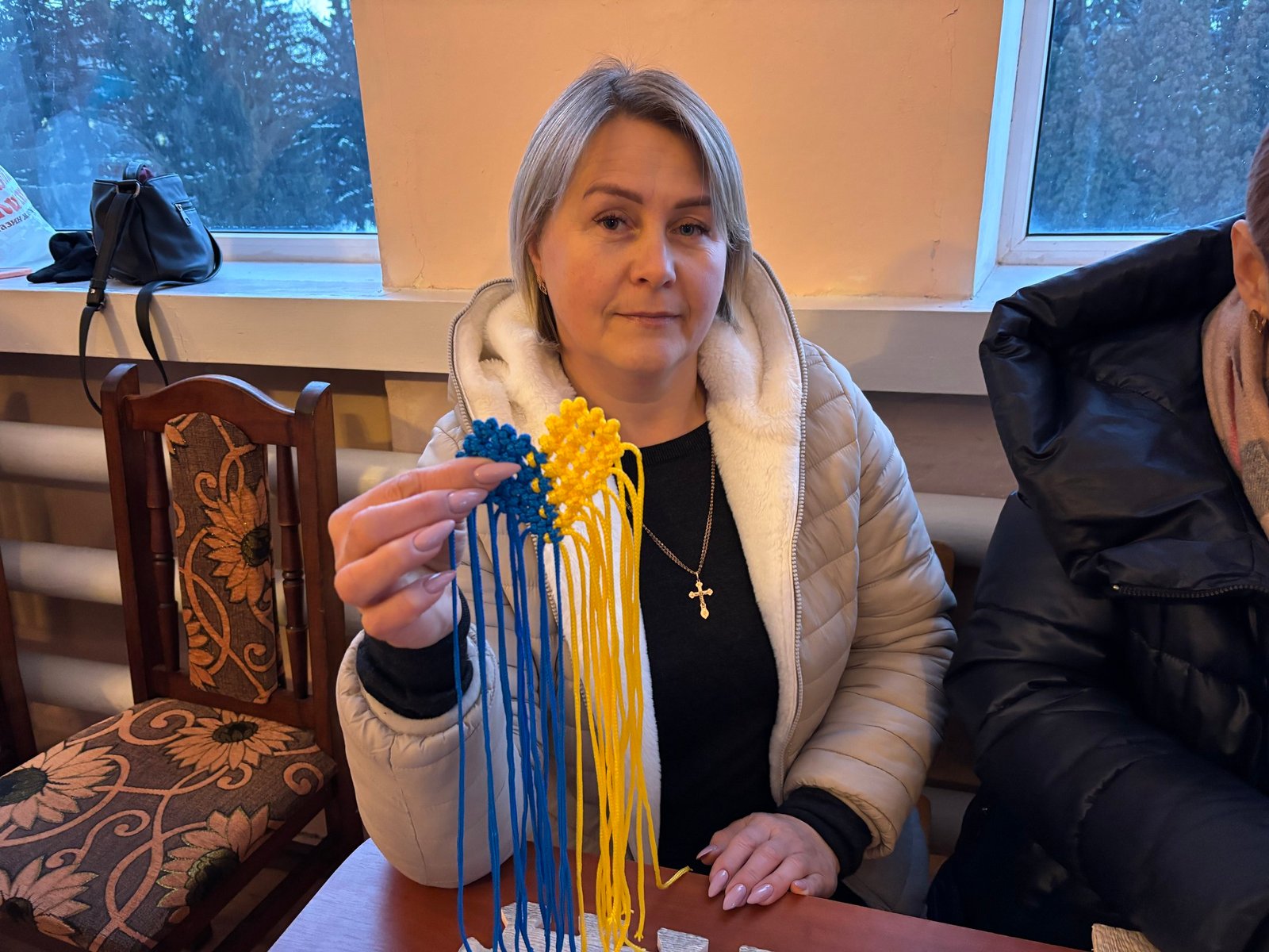 На Вінниччині родини захисників виготовляли брошки-сердечка у кольорах України