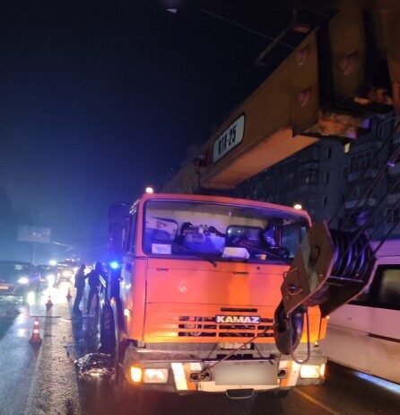 На Коріатовичів автокран переїхав чоловіка. Він помер до приїзду медиків. ВІДЕО