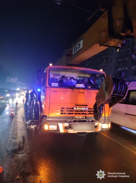 На Коріатовичів автокран переїхав чоловіка. Він помер до приїзду медиків. ВІДЕО