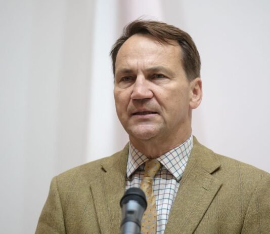 «Христианский долг»: Сикорский назвал путь к примирению Украины и Польши