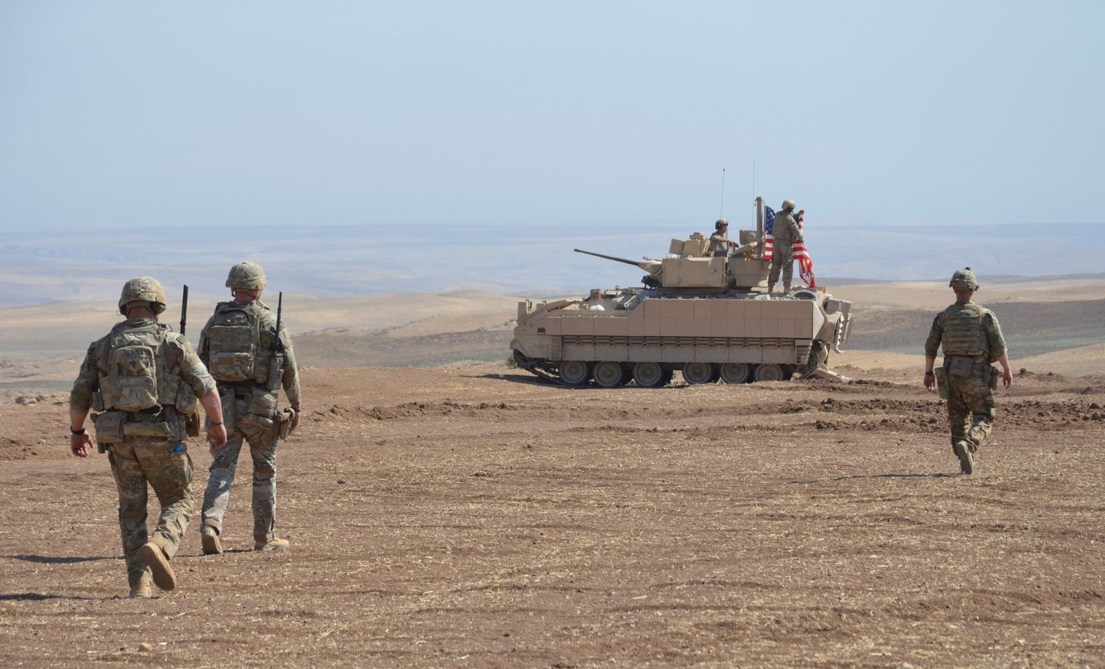 После заявлений Трампа о переговорах с Ираном CBS News пишет, что планы по отправке войск все те же