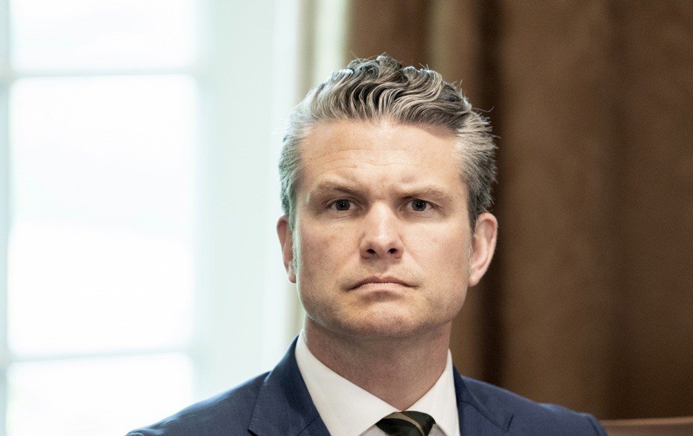 Министра обороны США заподозрили в инсайдерской торговле акциями накануне войны с Ираном