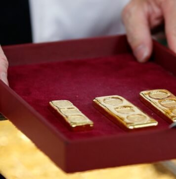 Цены на золото ведут себя необычно: вместо роста во время кризиса они резко падают