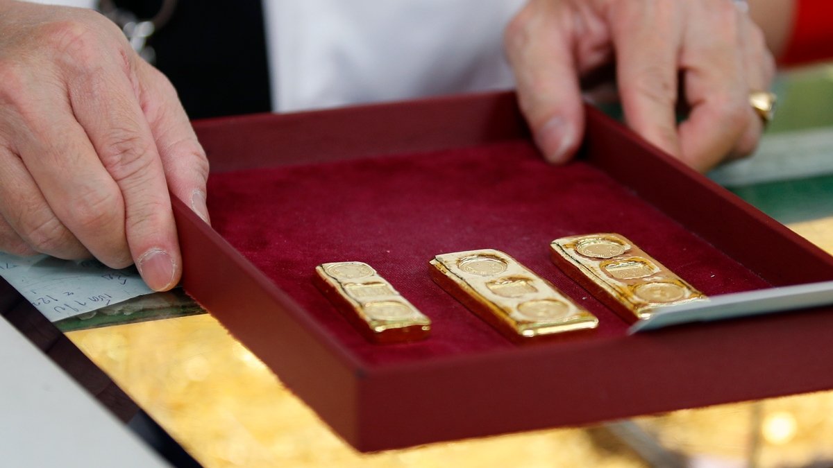 Цены на золото ведут себя необычно: вместо роста во время кризиса они резко падают