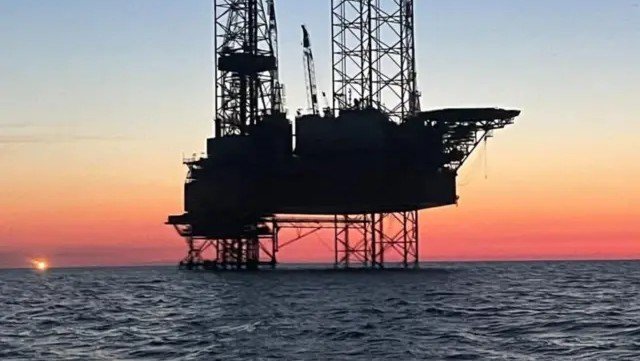 Силы обороны поразили буровую станцию «Сиваш» и в придачу уничтожили вертолет Ка-27 – видео