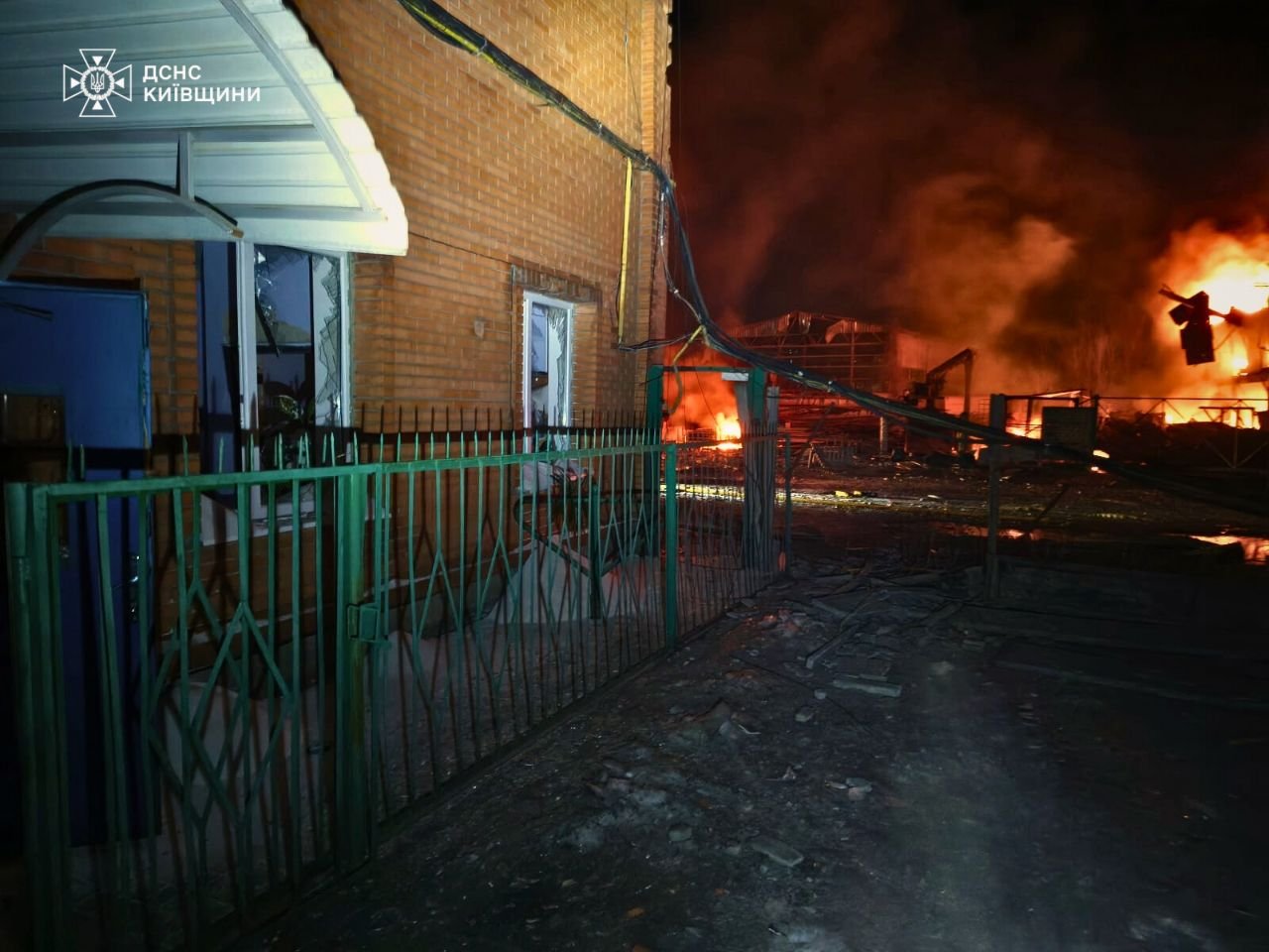 Атака по Киевской области: четверо погибших, в столице перебои с транспортом, отключения света, фото