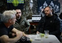 Шон Пенн в компании Ермака встретился с украинскими бойцами в Славянске