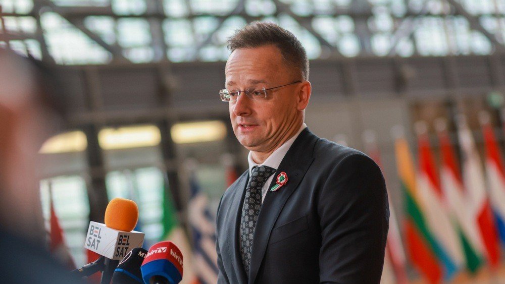 Брюссель захотел объяснений от Венгрии насчет возможных контактов Сийярто с Кремлем