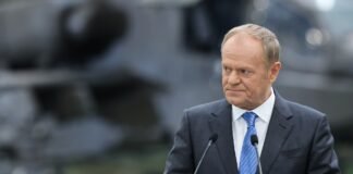 Туск раскритиковал Навроцкого за поездку к Орбану перед выборами