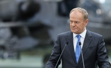 Туск раскритиковал Навроцкого за поездку к Орбану перед выборами