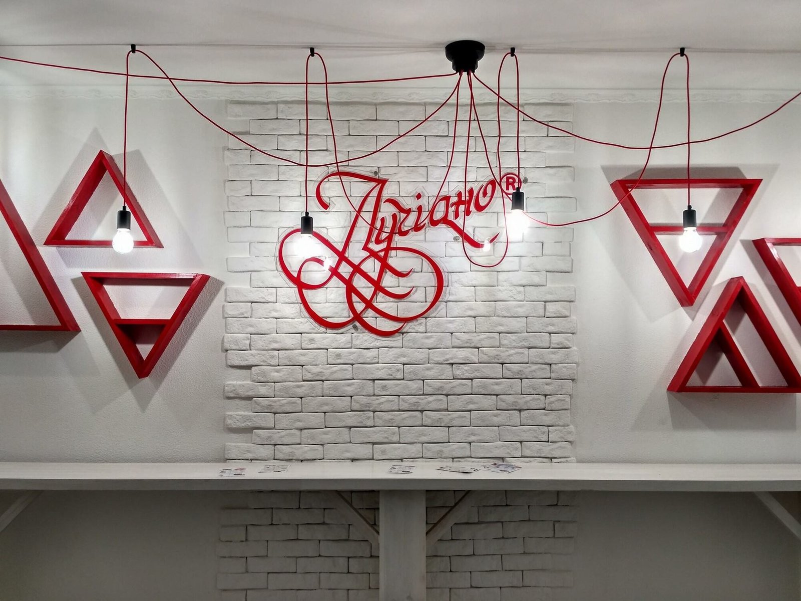 Bihus: Украинский производитель сладостей годами платил зарплату руководительнице бренда в оккупации