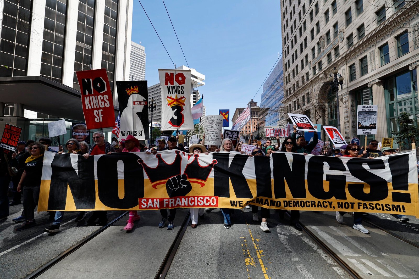 В тысячах городов США прошли митинги против Трампа под лозунгом «Без королей» – фото