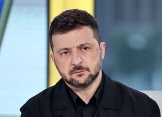 Зеленский предложил выбор для депутатов: работать в Раде или идти на фронт