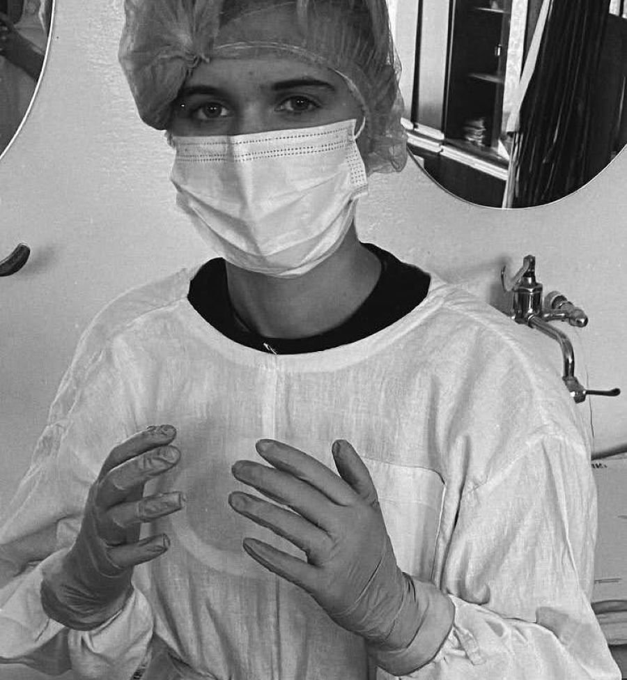 «Коли я зрізала футболку, кров летіла на мене» Історія студентки, яка рятувала людей під час обстрілу