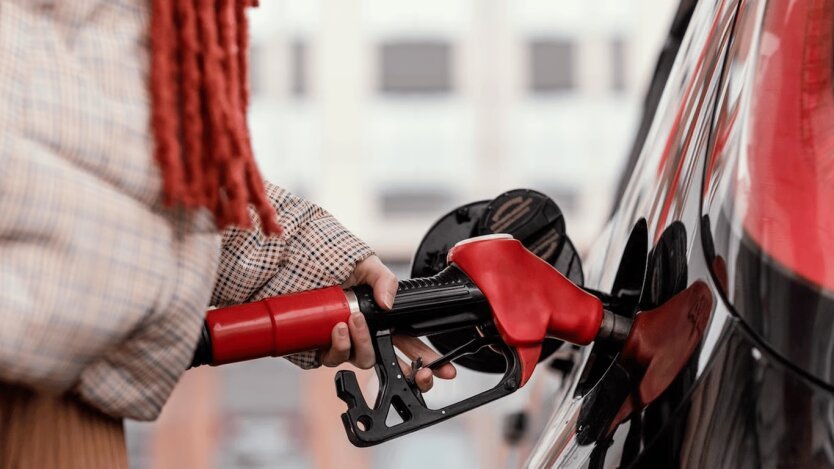 Бензин на АЗС по 100 гривен: водителям сказали, ударит ли война в Иране по кошельку