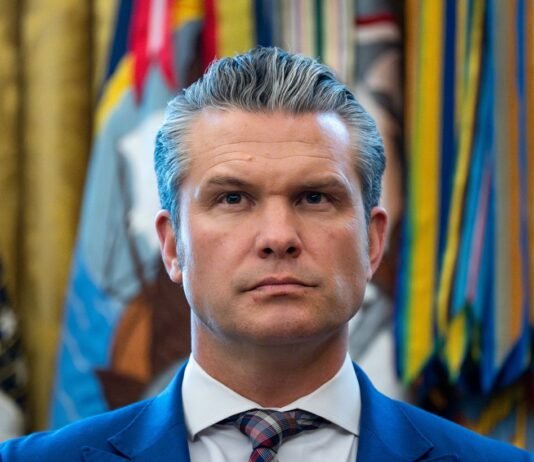 Ормузский пролив открыт, мешает только Иран: Гегсет сделал противоречивое заявление