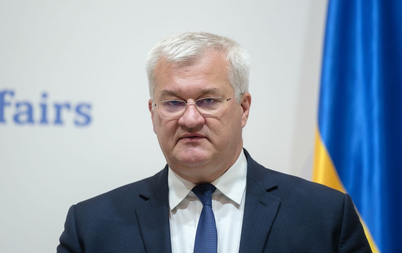 «Государственный бандитизм»: МИД угрожает Венгрии санкциями, та говорит — инкассаторов депортируют