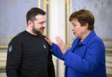 МВФ обошел Орбана? У Украины достаточно денег, чтобы продержаться до мая, — Politico