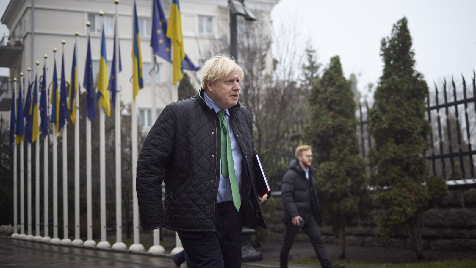 Экс-премьер Британии Джонсон побывал в Запорожье и работает над документальным фильмом