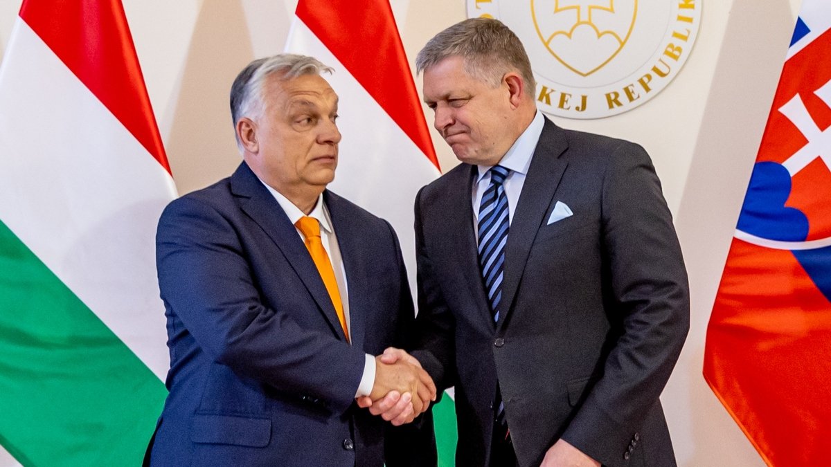 Фицо и Орбан снова требуют от ЕС снять санкции с российского топлива