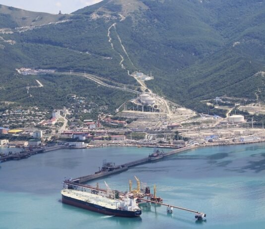 Атакован крупнейший на юге РФ нефтеналивной терминал: видео пожара и попыток работы ПВО