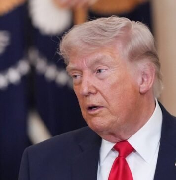 Трамп заявил, что военные США останутся вблизи Ирана. Угрожает еще более сильными ударами