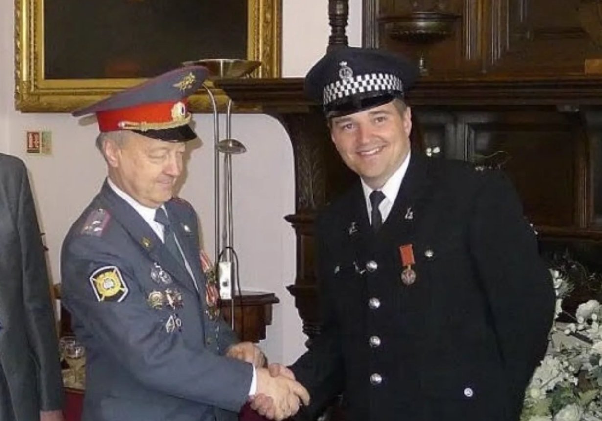 Британского бывшего полицейского лишили гражданства из-за связей с Россией