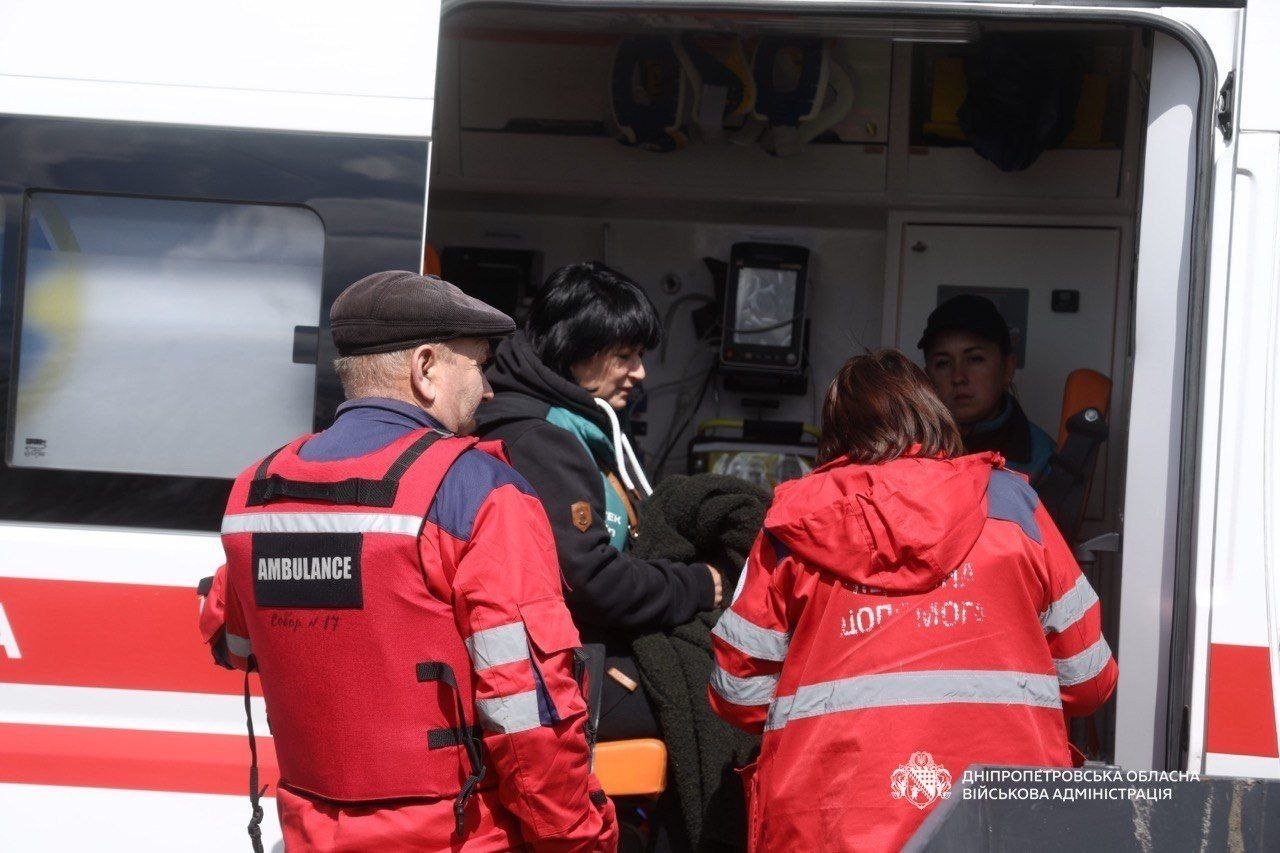 РФ ударила по автодороге в Днепре: четверо погибших, 25 раненых