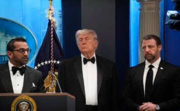 Супругов Трампов эвакуировали с официального мероприятия из-за мужчины с оружием