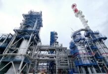 Россияне жалуются на дроны в Перми и Орске, горит «промышленная площадка» – видео