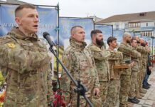 «Тато сильний, його не могли вбити». Синові «азовця» побратими вручили «Золотий хрест» — нагороду батька