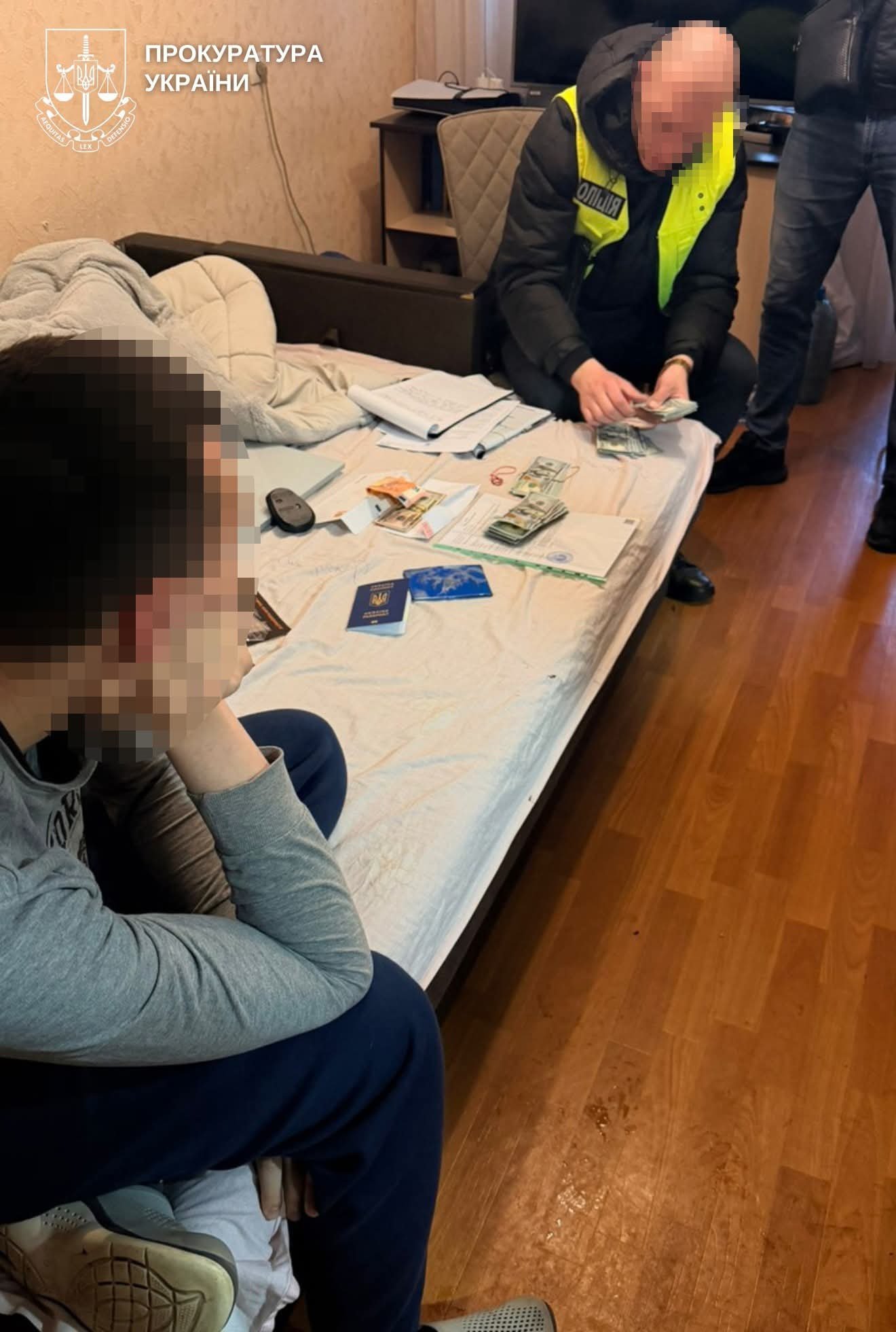 На Вінниччині у лікарів вилучили понад 2 млн грн під час обшуків