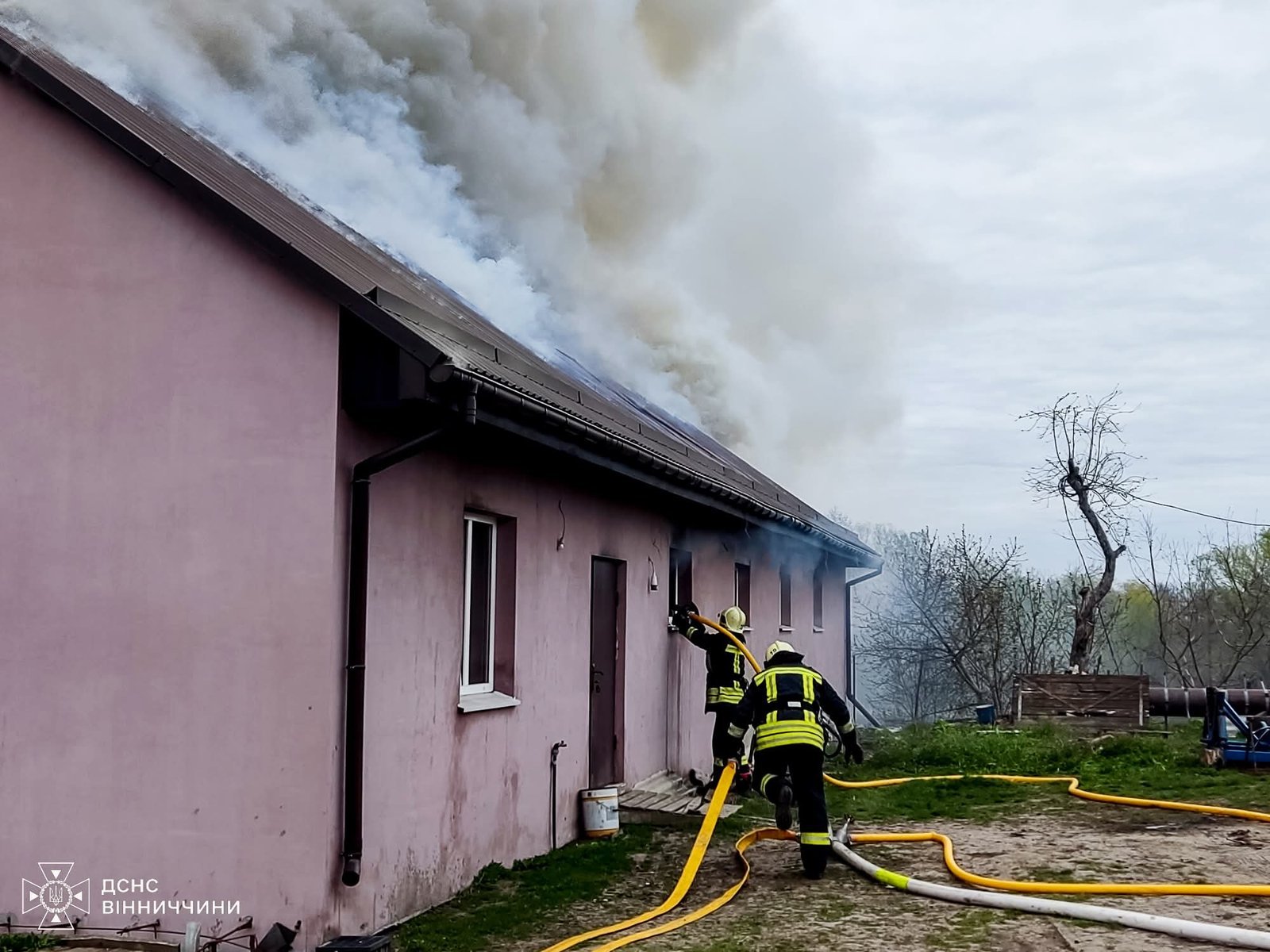 На Вінниччині через дитячі пустощі з вогнем загорівся сіновал