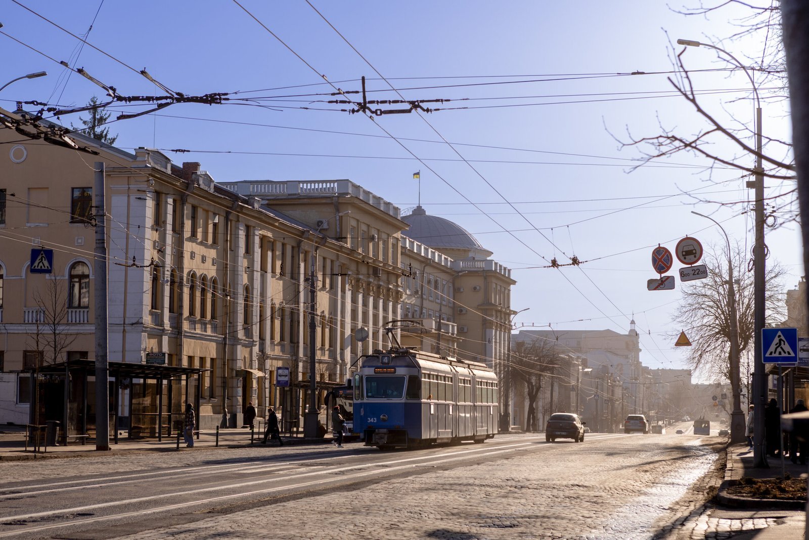 Фоторепортаж: Весняна Вінниця, місто, що прокидається у золотих обіймах сонця