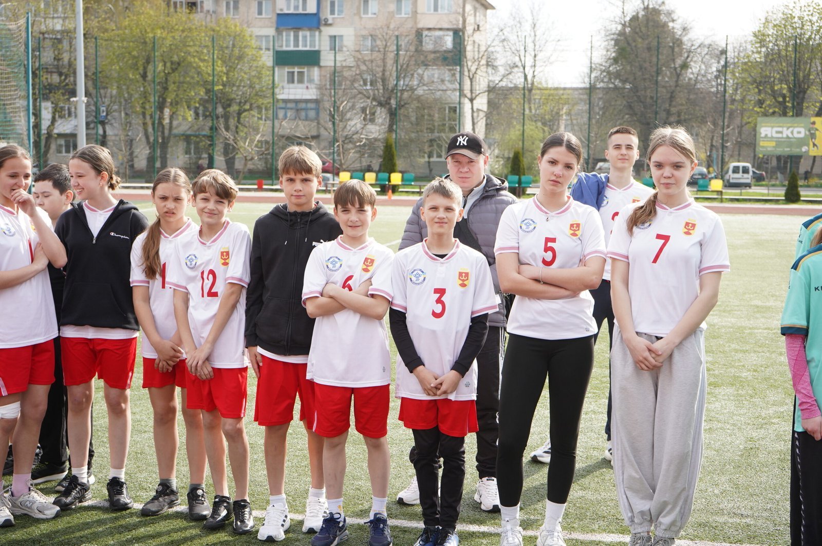 «Пліч-о-пліч»: вінницькі школярі змагалися у бігу, стрибках і метанні