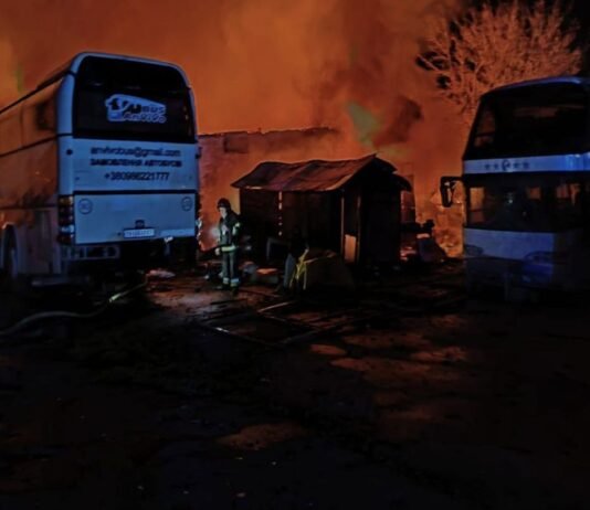 Повреждено судно в порту и уничтожены автобусы: РФ массированно ударила по Одесской области