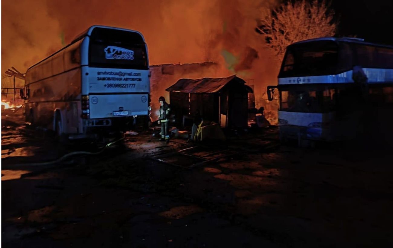 Повреждено судно в порту и уничтожены автобусы: РФ массированно ударила по Одесской области