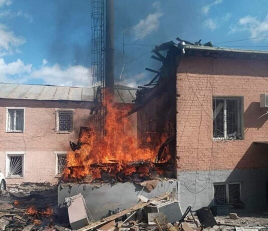 Россияне днем атаковали отделение полиции в Прилуках (фото)