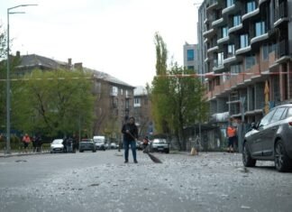 В Киеве ПВО работает по дронам: что известно о последствиях