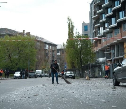В Киеве ПВО работает по дронам: что известно о последствиях