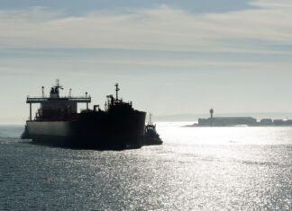 Пролив снова закрыт? Провал переговоров США и Ирана заставил суда развернуться