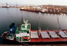 Россияне дронами атаковали судно в Черном море, которое шло в Украину