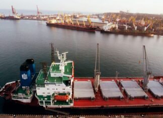 Россияне дронами атаковали судно в Черном море, которое шло в Украину