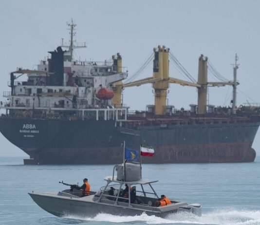 Иран начал обстреливать суда, которые пытались пройти через Ормузский пролив