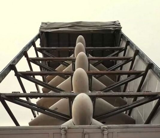 Пропаганда с неба: россияне с дронов разбрасывают листовки о «плохом» Трампе (фото)