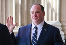 Глава ВМС США внезапно ушел в отставку после конфликта из-за Трампа, — WSJ